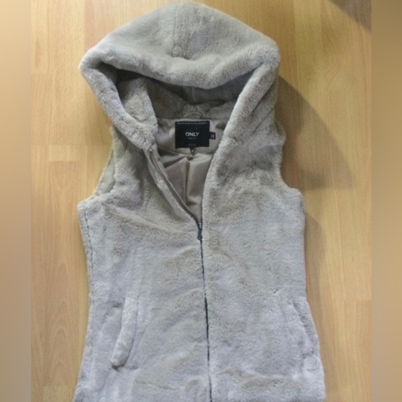 Faux fur vest - Picture 2 of 5